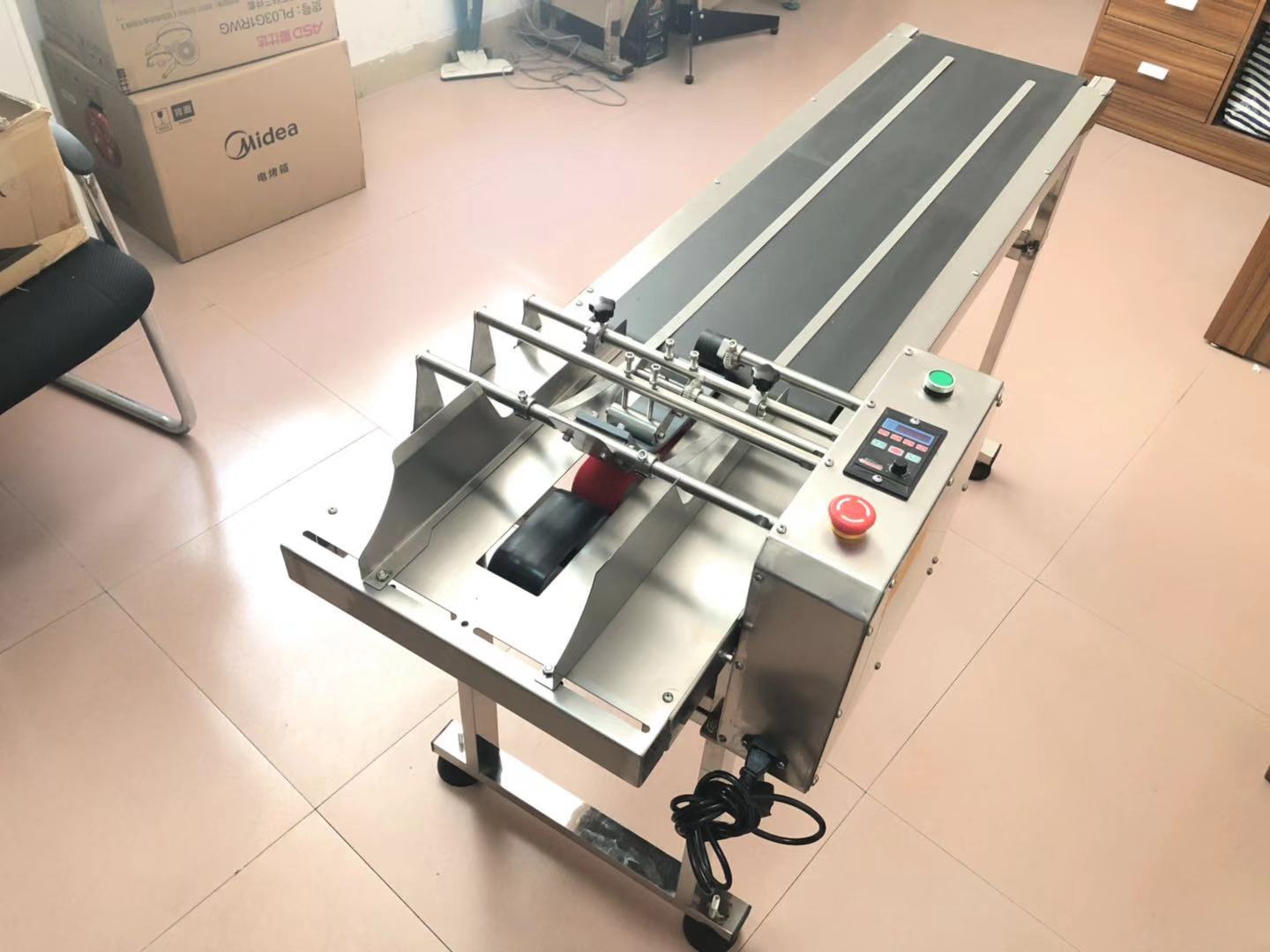 belt Conveyor with Automatic Pouch/Label Dispenser